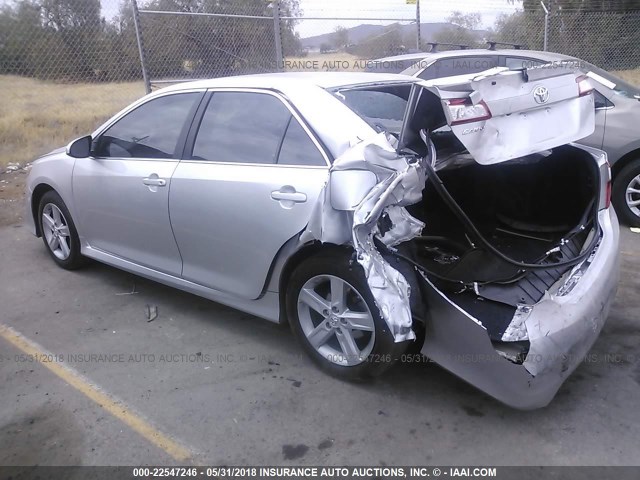 4T1BF1FK6EU352890 - 2014 TOYOTA CAMRY L/SE/LE/XLE 银色 照片 3
