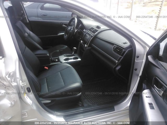 4T1BF1FK6EU352890 - 2014 TOYOTA CAMRY L/SE/LE/XLE 银色 照片 5