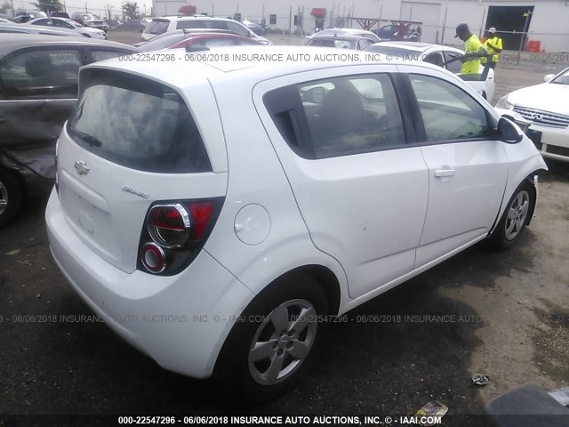 1G1JA6SH8D4230948 - 2013 CHEVROLET SONIC LS თეთრი ფოტო 4