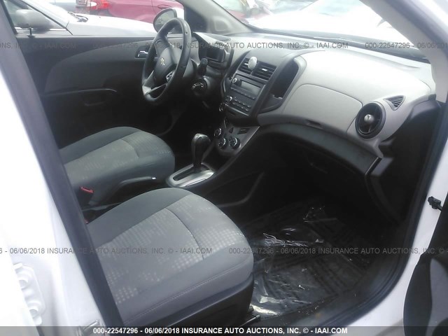 1G1JA6SH8D4230948 - 2013 CHEVROLET SONIC LS თეთრი ფოტო 5
