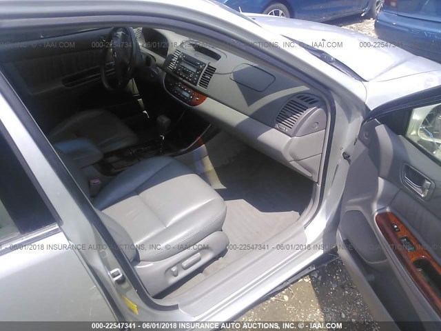 4T1BE30K12U638617 - 2002 TOYOTA CAMRY LE/XLE/SE 银色 照片 5