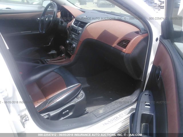 1G1ZK57728F243747 - 2008 CHEVROLET MALIBU LTZ 白色 照片 5