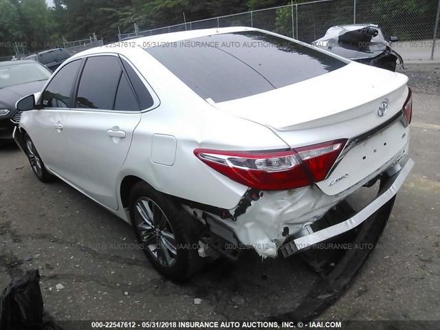 4T1BF1FK8GU158851 - 2016 TOYOTA CAMRY LE/XLE/SE/XSE WHITE photo 3