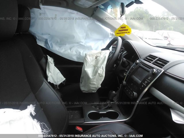 4T1BF1FK8GU158851 - 2016 TOYOTA CAMRY LE/XLE/SE/XSE WHITE photo 5