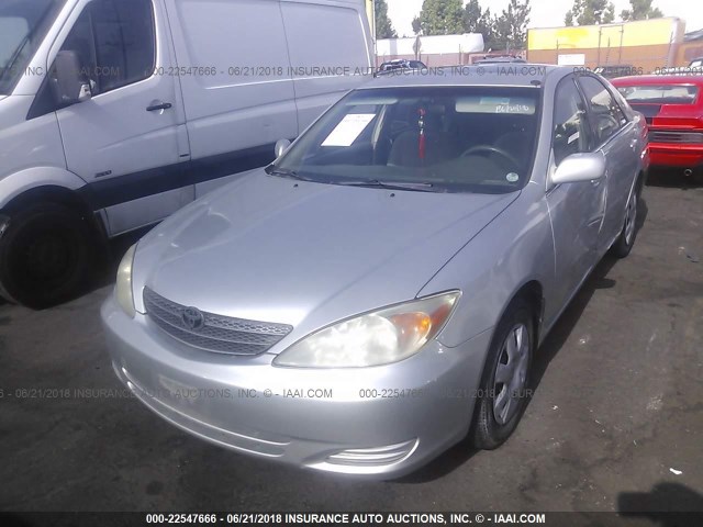 JTDBE32K420047254 - 2002 TOYOTA CAMRY LE/XLE/SE ვერცხლისფერი ფოტო 2