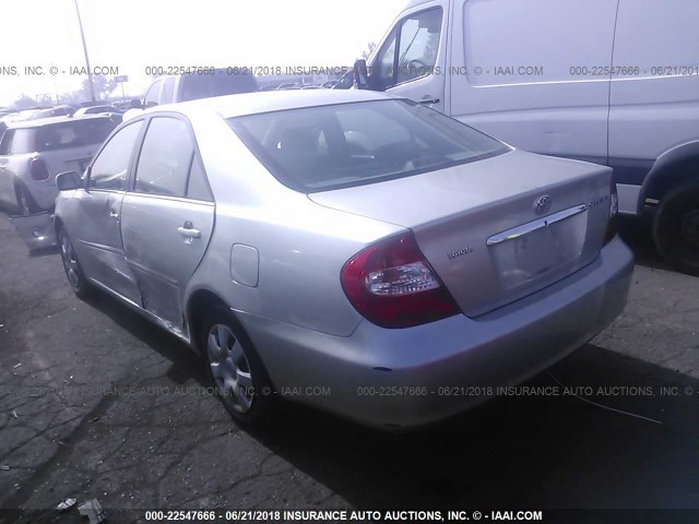 JTDBE32K420047254 - 2002 TOYOTA CAMRY LE/XLE/SE ვერცხლისფერი ფოტო 3