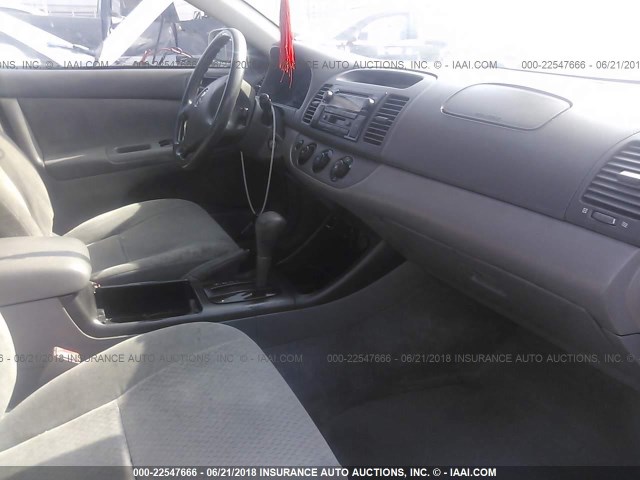 JTDBE32K420047254 - 2002 TOYOTA CAMRY LE/XLE/SE ვერცხლისფერი ფოტო 5