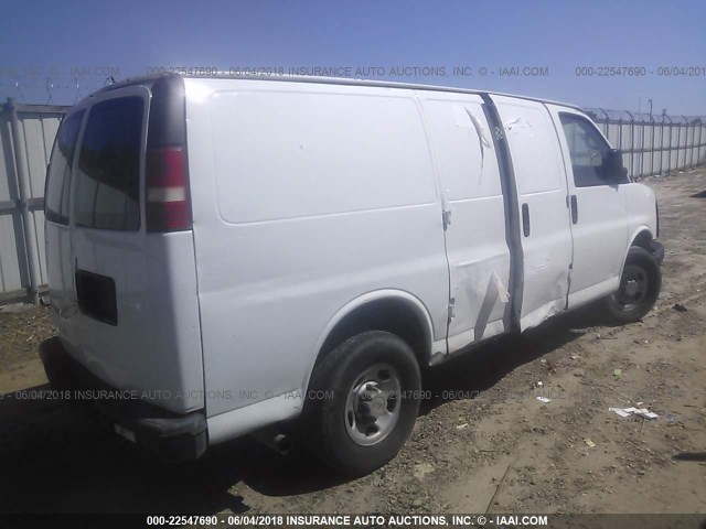 1GCGG25V271143305 - 2007 CHEVROLET EXPRESS G2500  WHITE photo 4