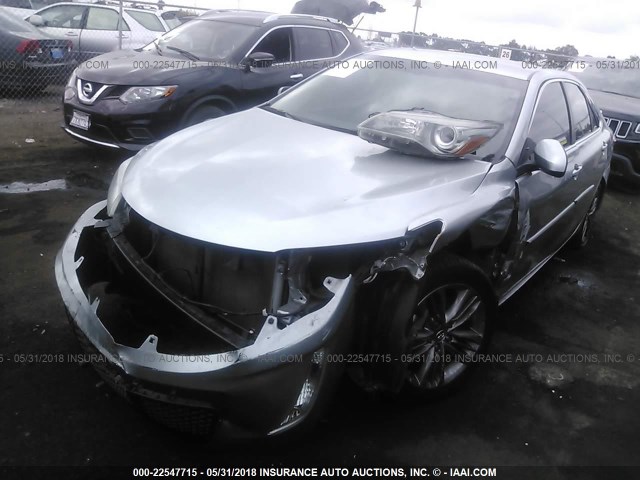 4T1BF1FK9FU990102 - 2015 TOYOTA CAMRY LE/XLE/SE/XSE SILVER photo 2