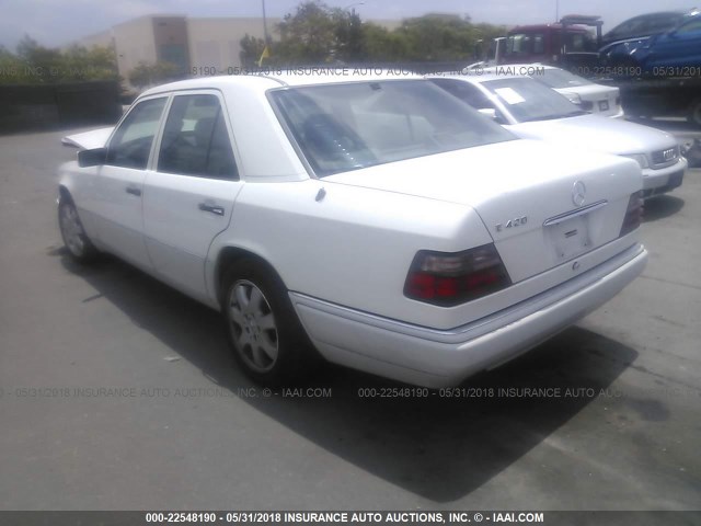 WDBEA34EXRC020258 - 1994 MERCEDES-BENZ E 420 WHITE photo 3