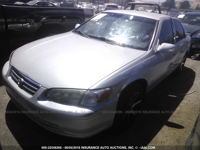 JT2BG22K610533527 - 2001 TOYOTA CAMRY CE/LE/XLE SILVER photo 2