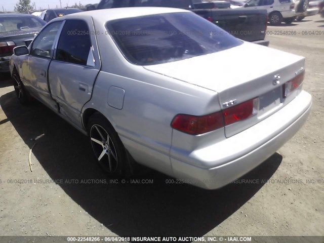 JT2BG22K610533527 - 2001 TOYOTA CAMRY CE/LE/XLE SILVER photo 3