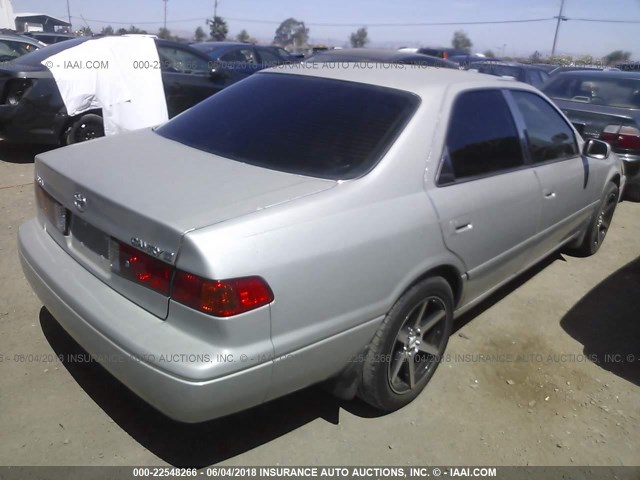 JT2BG22K610533527 - 2001 TOYOTA CAMRY CE/LE/XLE SILVER photo 4