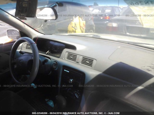 JT2BG22K610533527 - 2001 TOYOTA CAMRY CE/LE/XLE SILVER photo 5