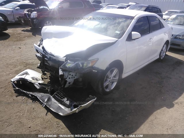 4T1BF1FK0EU749723 - 2014 TOYOTA CAMRY L/SE/LE/XLE 白色 照片 2