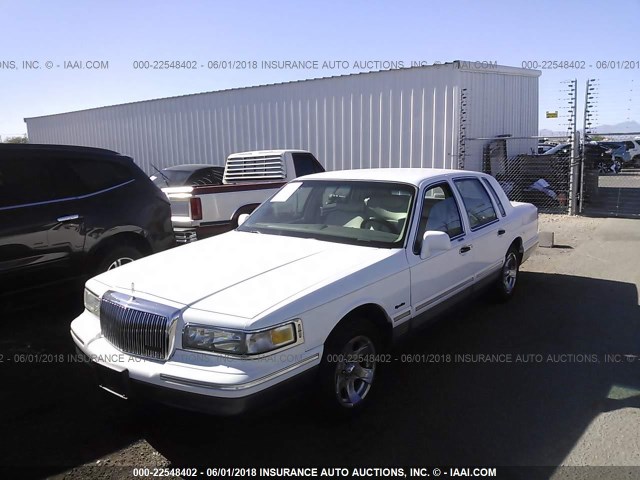 1LNLM82W0VY715737 - 1997 LINCOLN TOWN CAR SIGNATURE/TOURING WHITE photo 2