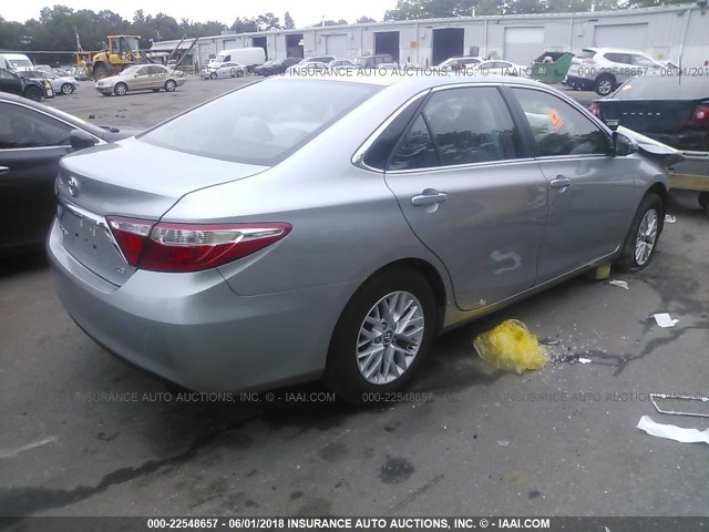 4T1BF1FK6HU697440 - 2017 TOYOTA CAMRY LE/XLE/SE/XSE GRAY photo 4