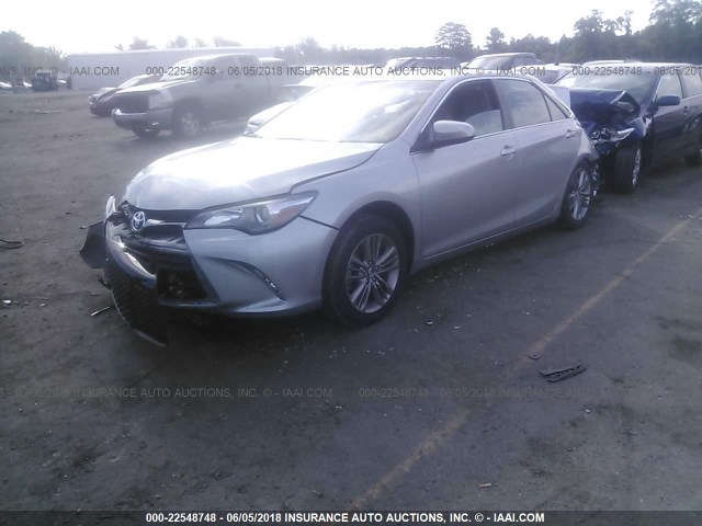 4T1BF1FK1GU568827 - 2016 TOYOTA CAMRY LE/XLE/SE/XSE SILVER photo 2