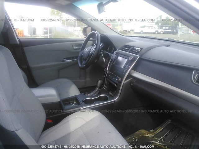 4T1BF1FK1GU568827 - 2016 TOYOTA CAMRY LE/XLE/SE/XSE SILVER photo 5