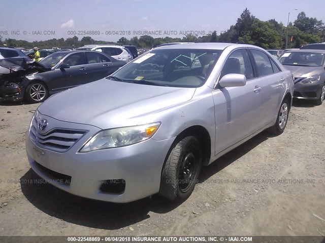 4T1BF3EK1AU085049 - 2010 TOYOTA CAMRY SE/LE/XLE SILVER photo 2