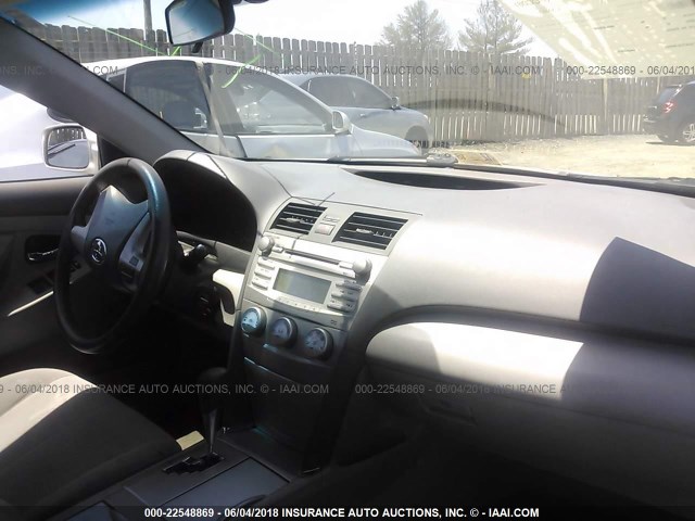 4T1BF3EK1AU085049 - 2010 TOYOTA CAMRY SE/LE/XLE 银色 照片 5