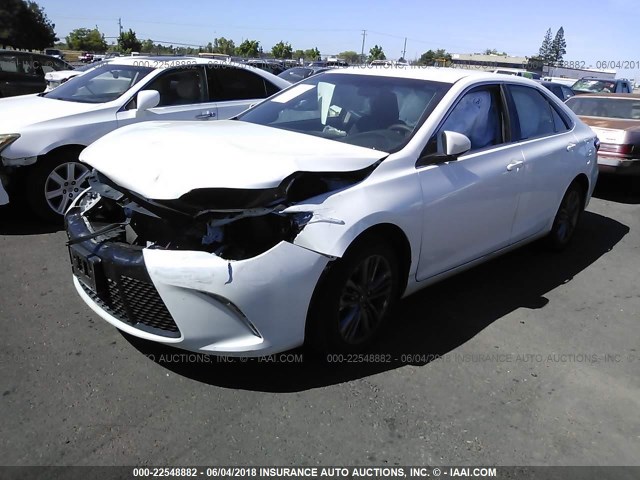 4T1BF1FK9HU402055 - 2017 TOYOTA CAMRY LE/XLE/SE/XSE WHITE photo 2