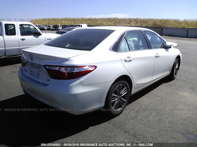 4T1BF1FK9HU402055 - 2017 TOYOTA CAMRY LE/XLE/SE/XSE WHITE photo 4