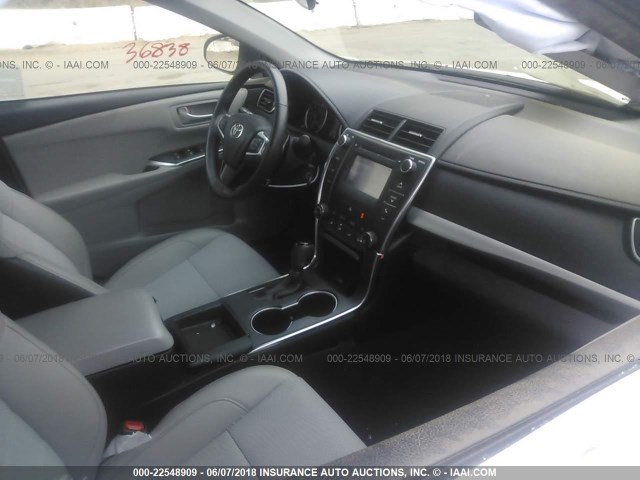 4T1BF1FK0GU170329 - 2016 TOYOTA CAMRY LE/XLE/SE/XSE WHITE photo 5