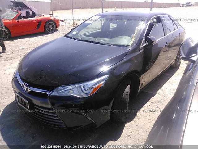 4T1BF1FK7HU303122 - 2017 TOYOTA CAMRY LE/XLE/SE/XSE BLACK photo 2