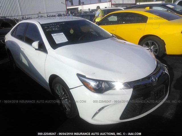 4T1BF1FK2HU303688 - 2017 TOYOTA CAMRY LE/XLE/SE/XSE WHITE photo 1