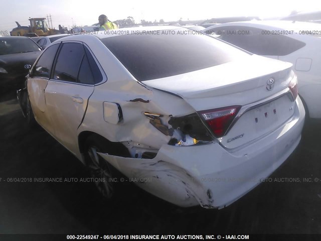4T1BF1FK2HU303688 - 2017 TOYOTA CAMRY LE/XLE/SE/XSE WHITE photo 3