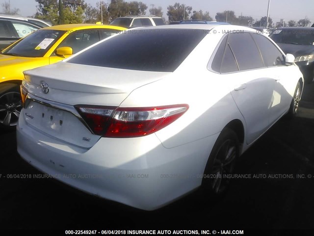 4T1BF1FK2HU303688 - 2017 TOYOTA CAMRY LE/XLE/SE/XSE WHITE photo 4