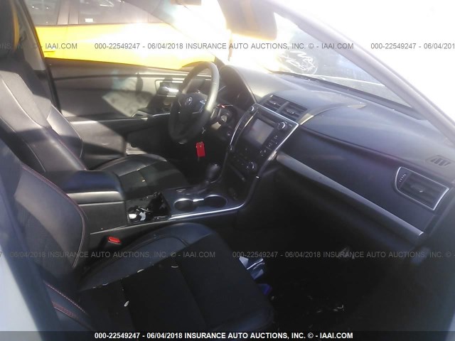 4T1BF1FK2HU303688 - 2017 TOYOTA CAMRY LE/XLE/SE/XSE WHITE photo 5
