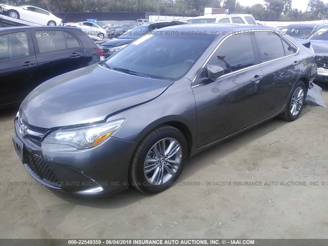 4T1BF1FK4GU125328 - 2016 TOYOTA CAMRY LE/XLE/SE/XSE GRAY photo 2