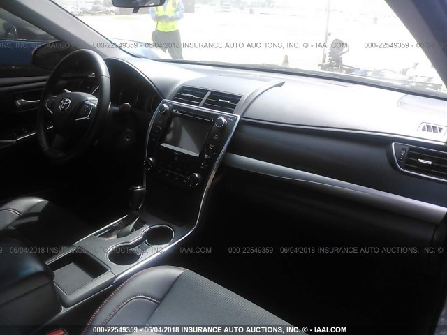 4T1BF1FK4GU125328 - 2016 TOYOTA CAMRY LE/XLE/SE/XSE GRAY photo 5