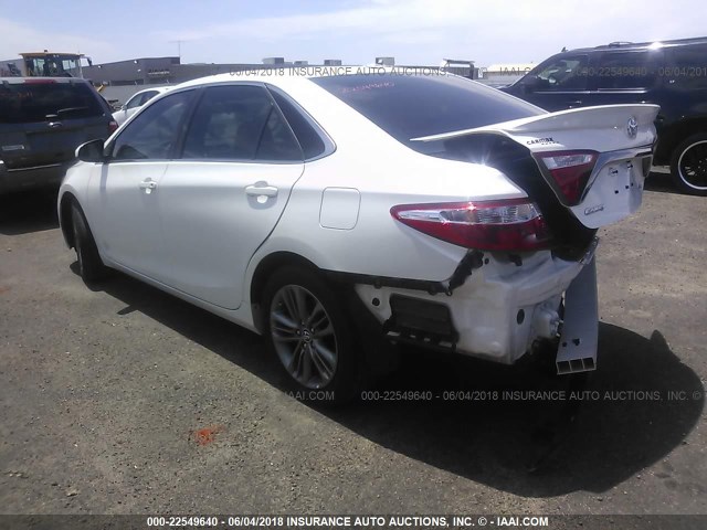 4T1BF1FK6FU488275 - 2015 TOYOTA CAMRY LE/XLE/SE/XSE WHITE photo 3