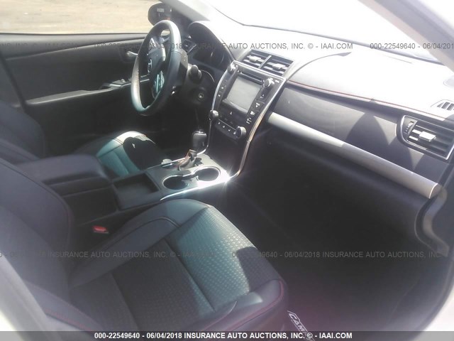 4T1BF1FK6FU488275 - 2015 TOYOTA CAMRY LE/XLE/SE/XSE WHITE photo 5