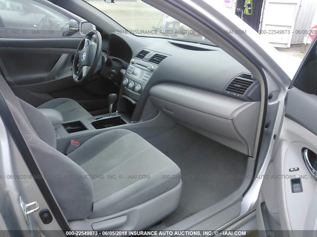 4T4BE46K29R049783 - 2009 TOYOTA CAMRY SE/LE/XLE 银色 照片 5