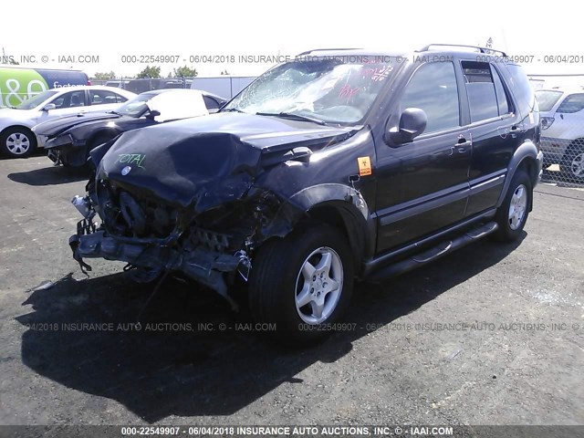 4JGAB54E0WA033113 - 1998 MERCEDES-BENZ ML 320 BLACK photo 2