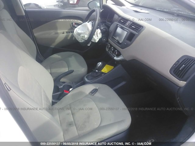 KNADM4A35F6527072 - 2015 KIA RIO LX WHITE photo 5