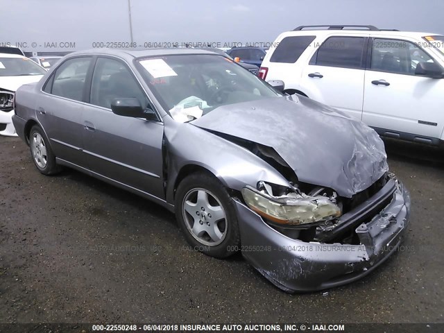 1HGCG1659YA028100 - 2000 HONDA ACCORD EX SILVER photo 1
