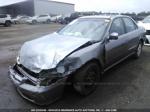1HGCG1659YA028100 - 2000 HONDA ACCORD EX SILVER photo 2
