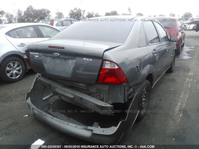1FAFP34N26W257444 - 2006 FORD FOCUS ZX4 GRAY photo 4