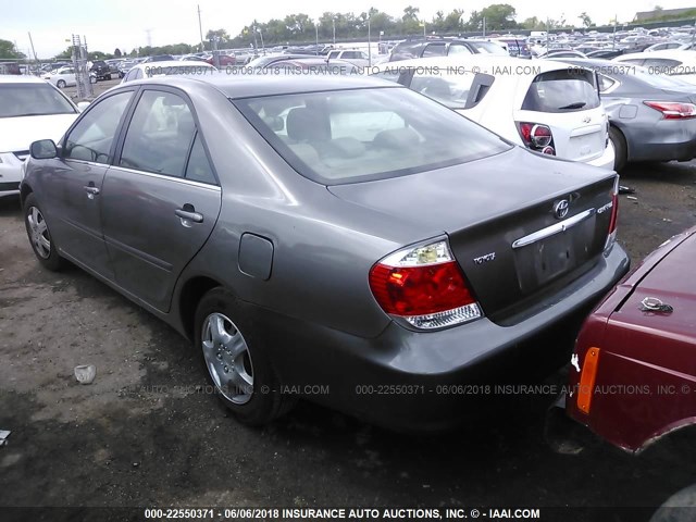 4T1BE32K55U577919 - 2005 TOYOTA CAMRY LE/XLE/SE 银色 照片 3