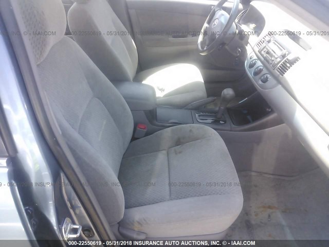 4T1BE32K44U888322 - 2004 TOYOTA CAMRY LE/XLE/SE ლურჯი ფოტო 5