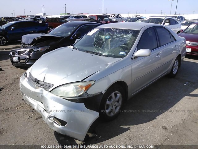 JTDBE32K220021249 - 2002 TOYOTA CAMRY LE/XLE/SE ვერცხლისფერი ფოტო 2