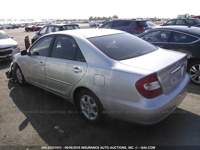 JTDBE32K220021249 - 2002 TOYOTA CAMRY LE/XLE/SE ვერცხლისფერი ფოტო 3