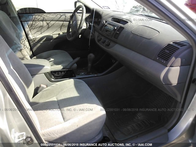 JTDBE32K220021249 - 2002 TOYOTA CAMRY LE/XLE/SE ვერცხლისფერი ფოტო 5