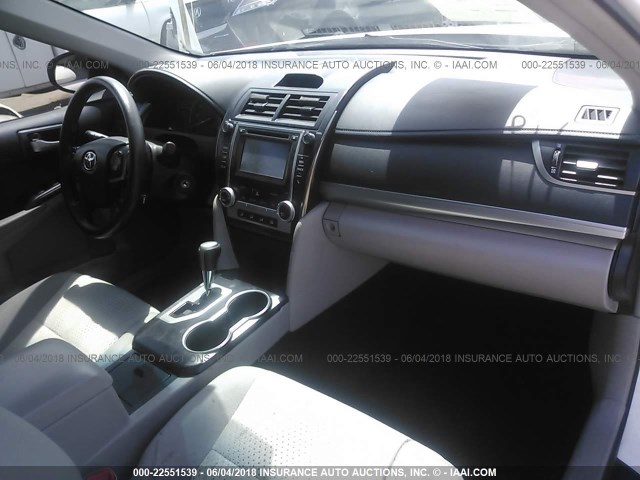 4T1BF1FK8EU421126 - 2014 TOYOTA CAMRY L/SE/LE/XLE 白色 照片 5