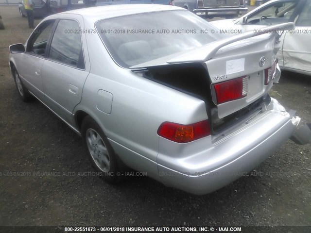 JT2BF22K310322546 - 2001 TOYOTA CAMRY CE/LE/XLE SILVER photo 3